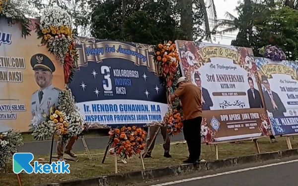 Thumbnail Puluhan Karangan Bunga Meriahkan HUT Media Ketik ke-3 di Malang