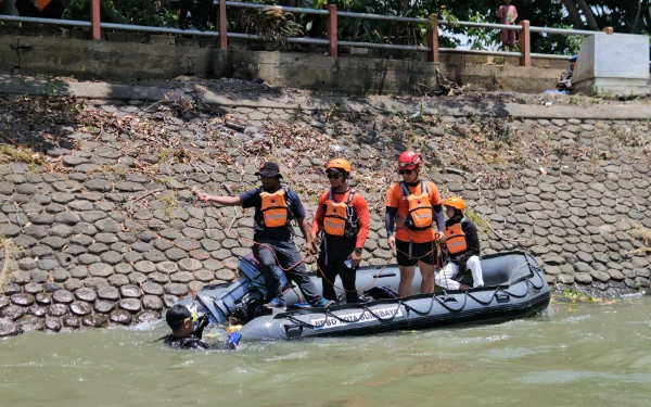 Thumbnail Pria Berusia 50 Tahun Lompat di Sungai Jagir, Tim SAR Gabungan Masih Cari Korban