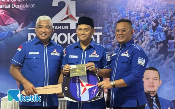 Kado HUT ke-27 Partai Demokrat, Wakil Ketua DPRD Kabupaten Bandung Serahkan Ambulan