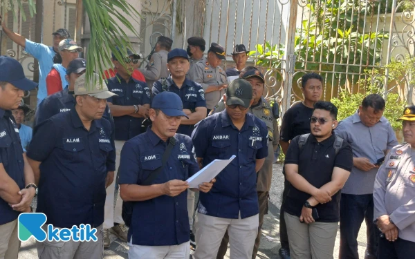 Thumbnail PN Surabaya Eksekusi Pengosongan Rumah di Galaxy Bumi Permai, Sempat Terkunci Juru Sita Buka Paksa