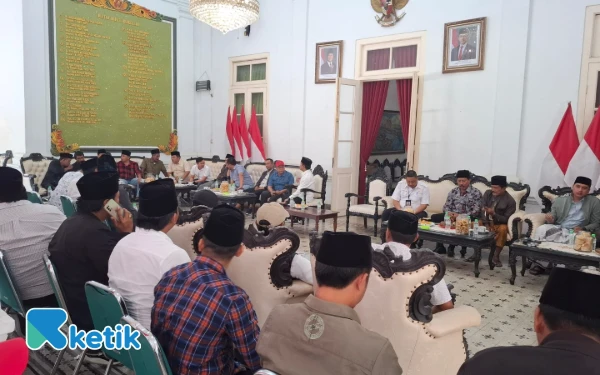 Thumbnail Berita - Doa Ratusan Kades dan Kiai Muda Iringi Langkah Bupati dan Wakil Bupati Bangkalan Hadapi Demonstran