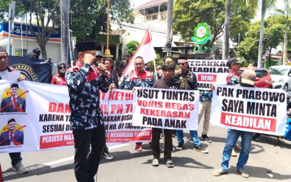 Thumbnail Berita - Protes Putusan Bebas Kasus Kekerasan Anak, Warga Demo Minta Majelis Hakim PN Tuban Dicopot