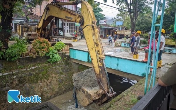 Thumbnail Berita - PUPR Pacitan Terjunkan Alat Berat Keruk Sedimentasi di Drainase Letjend Suprapto