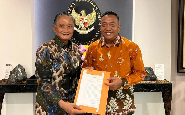 Thumbnail Jalan Nasional Rusak Parah, Bupati Situbondo Temui Menteri PU