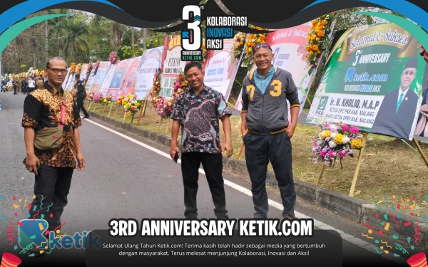 Thumbnail Berita - Di Balik Karangan Bunga HUT Ketik.com, Kisah Mereka yang Mengetik dengan Hati