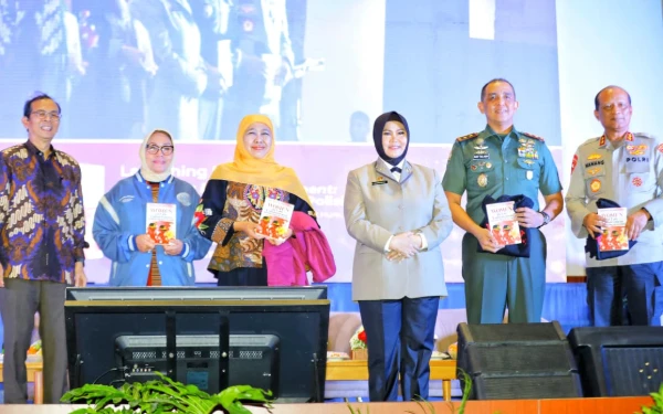Thumbnail Gubernur Khofifah Hadiri Peluncuran Buku Karya Irjen Pol (Purn) Juansih 'Women in Law Enforcement'