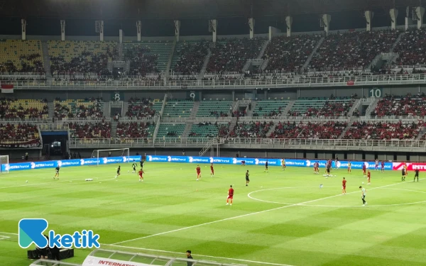 Thumbnail Beragam Tanggapan Suporter Tentang Larangan Merekam Video Pemain di Lapangan