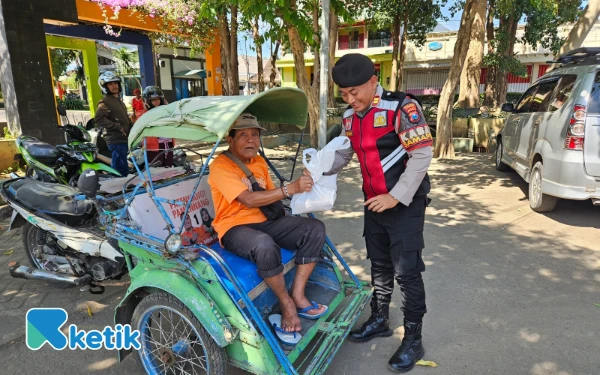 Thumbnail Program Pasabber Samapta Polres Situbondo Bagikan 100 Nasi Kotak
