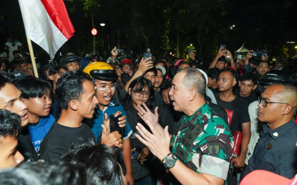 Thumbnail Bukan Senjata, Mayjen TNI Rudy Saladin Pilih Dialog Redam Kerusuhan Grahadi