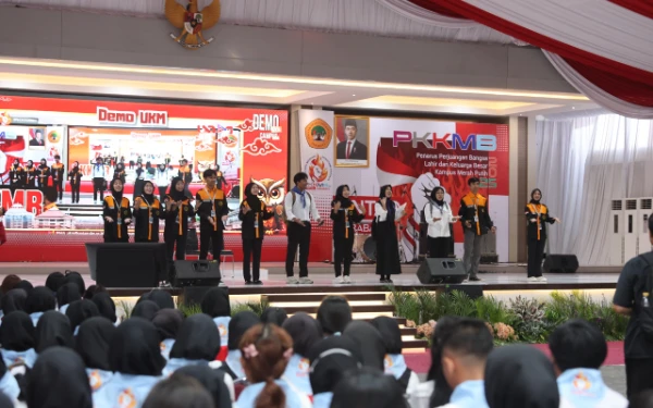 Thumbnail PKKMB Untag Surabaya 2025, Maba Diajak Selami Dunia Fotografi dan Film Lewat Demo UKM