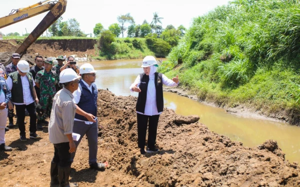 Thumbnail Berita - Bangun Spillway Sungai Tanggul di Jember, Gubernur Khofifah Targetkan 1.046 Ha Sawah di Jember Kembali Terairi