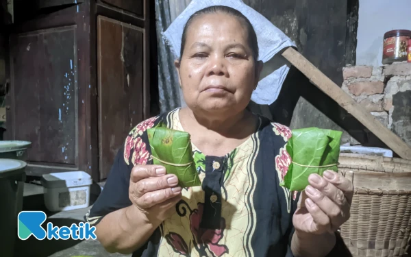 Thumbnail Berita - Rumiati, Perajin Tempe Daun Asli Pacitan Sejak 1980: Hanya Rp500 per Bungkus