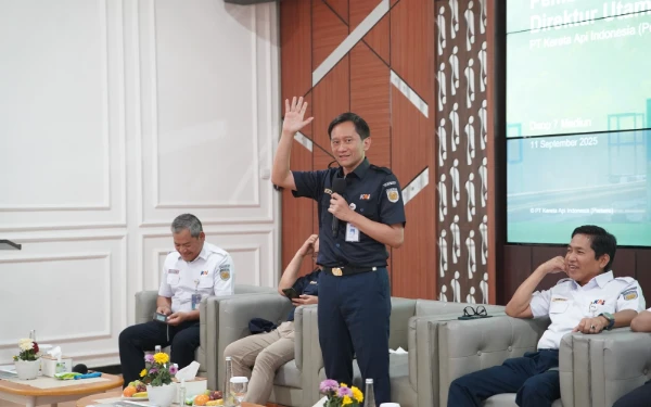 Thumbnail Berita - Dirut KAI Kunjungi Daop 7 Madiun, Tinjau Fasilitas dan Beri Arahan