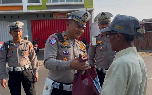Thumbnail Satlantas Polres Bondowoso Tebar Kepedulian, 'Pejuang Jalanan' Dapat Dukungan Sembako