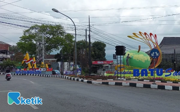 Thumbnail Pembangunan Taman Pulau Jalan Sultan Agung Kota Batu Dikritik Warga, Ini Penyebabnya