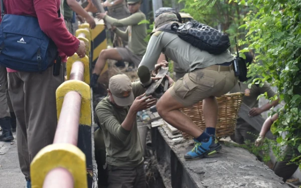 Thumbnail Pemkot Surabaya Angkut 10 Truk Sampah dari Sungai Kalianak