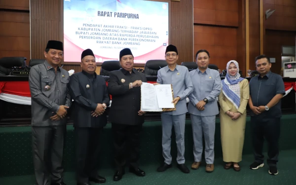 Thumbnail Berita - Rapat Paripurna DPRD Jombang Setujui Raperda BPR Jadi Perda