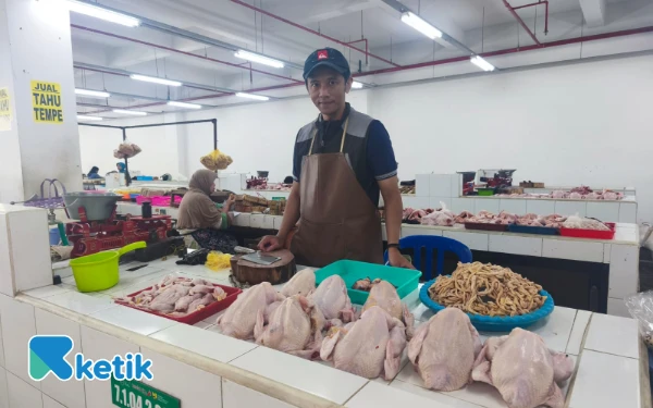 Thumbnail Harga Ayam di Pasar Among Tani Kota Batu Tembus Rp39 Ribu, Omzet Pedagang Anjlok