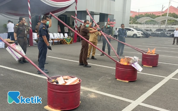 Thumbnail Kejari Palembang Musnahkan Barang Bukti Narkoba, Senjata Api Rakitan, dan 140 Ribu Batang Rokok Ilegal