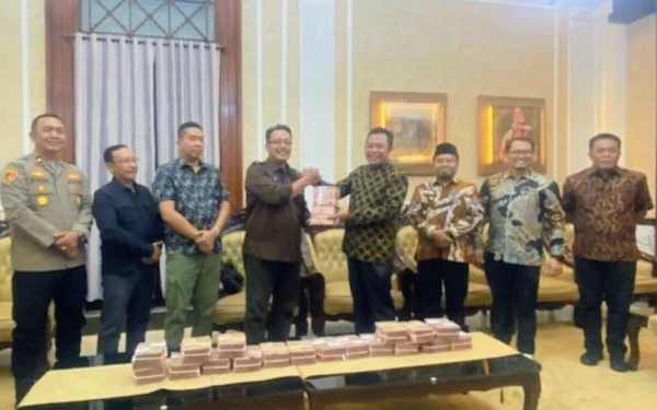 Thumbnail Bupati Bondowoso Terima Uang Pengembalian Hasil Tipikor dari Kejaksaan Negeri