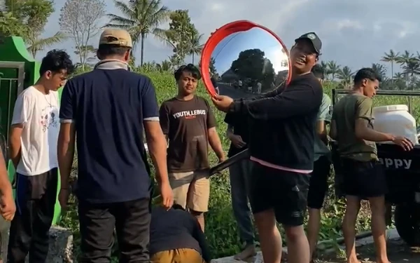 Thumbnail Tingkatkan Keselamatan Pengguna Jalan, Mahasiswa Unisma Pasang Convex Miror di Desa Pandanajeng Malang