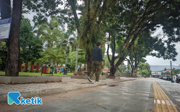 Thumbnail Berita - Sisi Utara Alun-alun Pacitan Ditata Ulang, Sejumlah Bangku Sementara Dibongkar