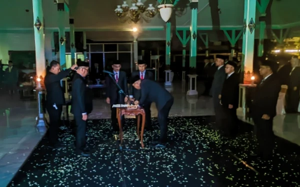 Thumbnail Berita - Diterangi Cahaya Lilin, 4 Pejabat Tinggi Pemkab Madiun Resmi Dilantik