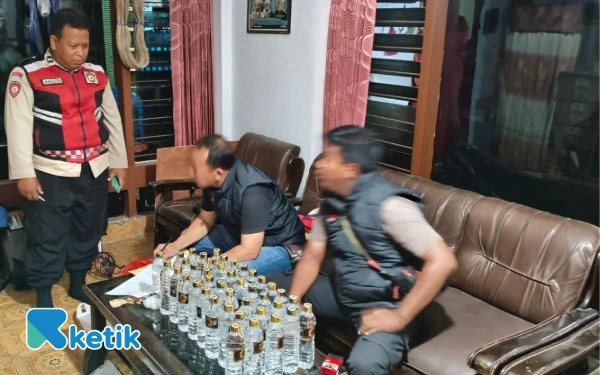 Thumbnail Patroli Gabungan, Samapta Polres Situbondo Amankan 70 Botol Miras Jenis Arak