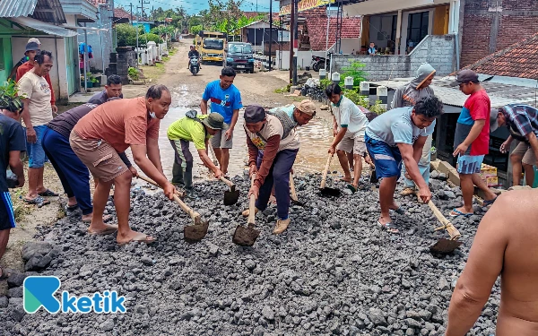 Thumbnail Berita - Warga dan Pemdes Sumberboto Gotong Royong Uruk Jalan Rusak, Tunggu Realisasi Perbaikan Pemkab Blitar