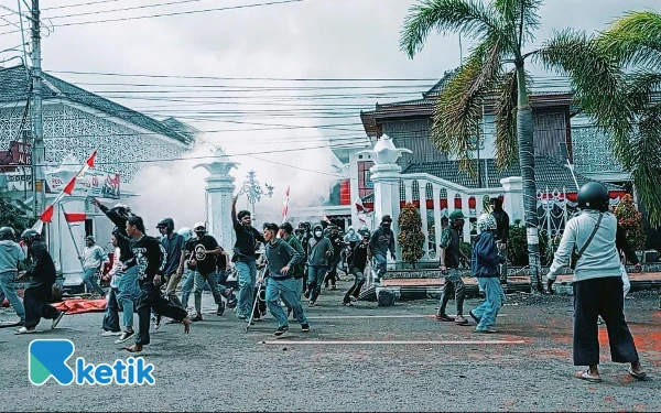 Thumbnail Berita - Aksi Rusuh Rusak Gedung DPRD, Pemkab Cilacap Harus Siapkan Rp 5 Miliar Untuk Merenovasi