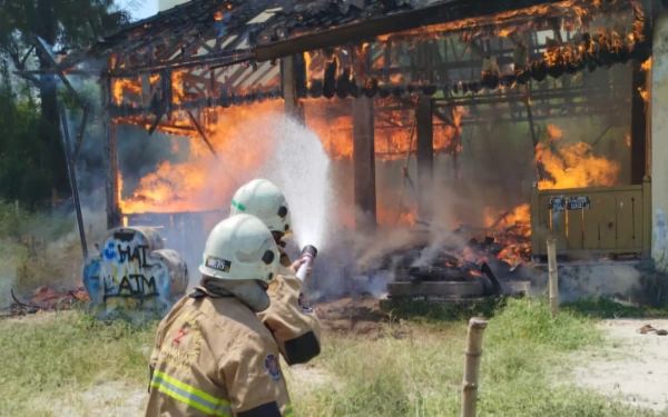 Thumbnail Gedung Kosong di Mayjen Sungkono Terbakar, Merembet ke Alang-Alang