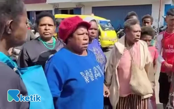 Thumbnail Berita - Mama-Mama Papua Ngamuk Gegara Rombongan Wapres Ambil Jualannya tapi Tak Dibayar