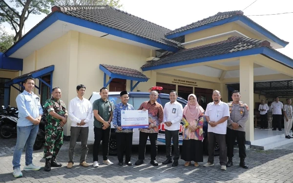 Thumbnail Berita - Hadiri Penyerahan Ambulans dari BPD DIY, Bupati Sleman Ajak Perkuat Sinergi