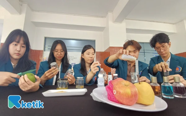 Thumbnail Lima Mahasiswa Ubaya Ubah Limbah Buah Jadi Parfum