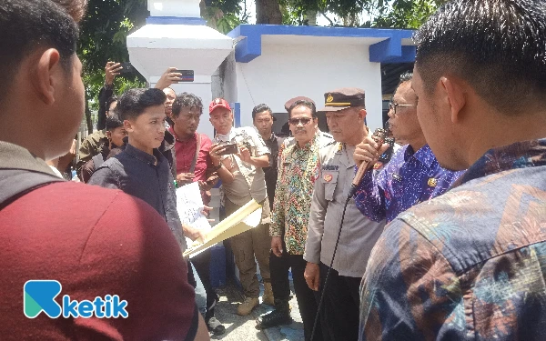 Thumbnail Berita - Aksi Pemuda di Sampang Tuntut Hentikan Praktik Siswa Titipan dan Jual Beli Seragam Sekolah