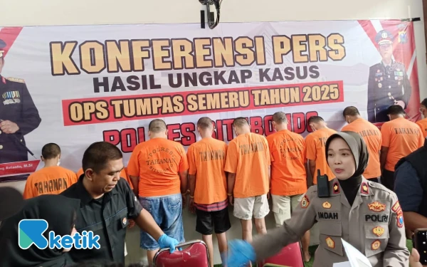 Thumbnail Operasi Tumpas Narkoba di Situbondo Amankan 11 Tersangka, Pecatan Polisi Turut Ditangkap