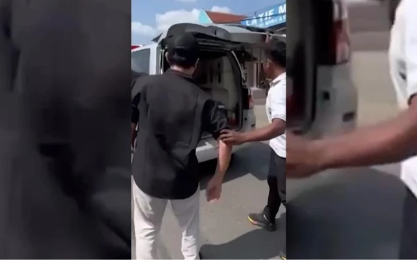 Thumbnail Berita - Viral Sopir Ambulans Bawa Pasien Krisis Diadang Mobil Innova di Jalan Parengan-Bojonegoro
