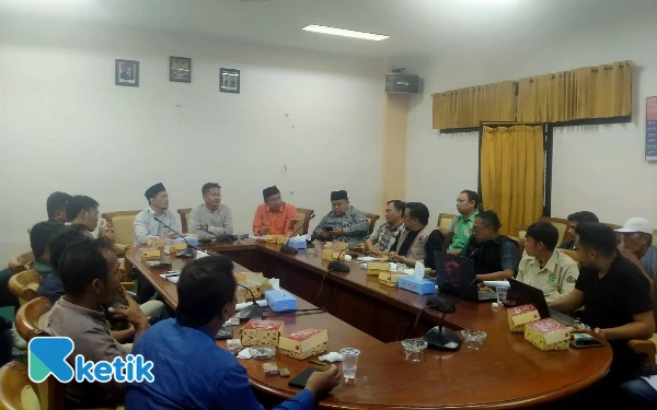 Thumbnail Berita - [FOTO] AMS Audiensi ke DPRD Sampang Soal Proyek Jembatan Daleman-Pasarenan Kedungdung