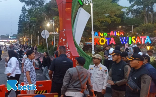 Thumbnail PKL yang Gelar Tikar di Luar Trotoar Alun-Alun Kota Batu Ditertibkan   ‎