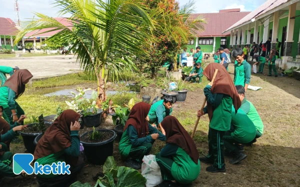 Thumbnail Berita - World Cleanup Day, MAN Aceh Singkil Gotong Royong Bersih Lingkungan