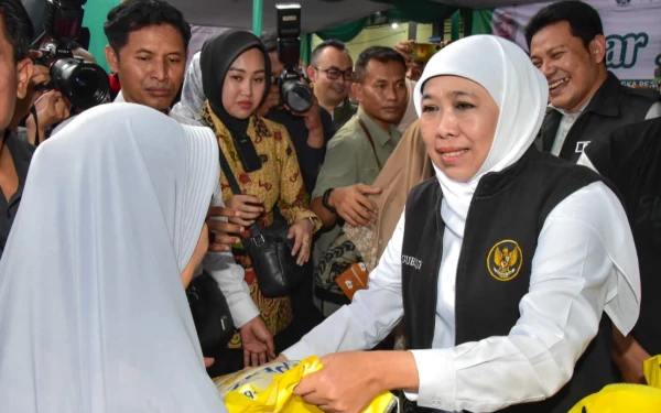 Thumbnail Gubernur Jatim Sambangi Pasar Murah di Waru Sidoarjo, Pastikan Distribusi Bahan Pokok Tepat Sasaran
