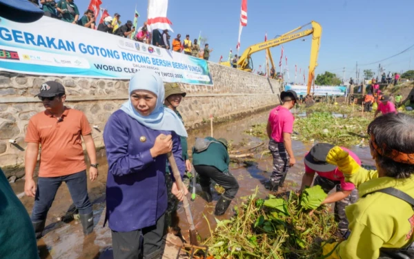 Thumbnail Berita - Gubernur Khofifah Pimpin Aksi Bersih-Bersih Sungai di Probolinggo, Targetkan Indonesia Bersih 2029