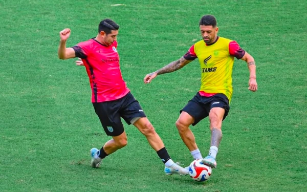 Thumbnail Berita - Aji Santoso Tekan Pemain Persela untuk Amankan Poin di Kandang Kendal Tornado FC