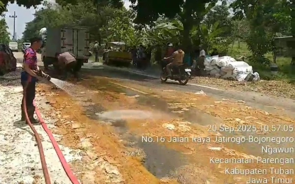 Thumbnail Berita - Damkar Tuban Semprot Tumpahan Gula Merah Bekas Laka Lantas di Jalan Raya Singgahan-Parengan Tuban