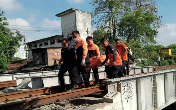 Thumbnail Warga Surabaya Tewas Tersambar Kereta Api, Ini Identitasnya