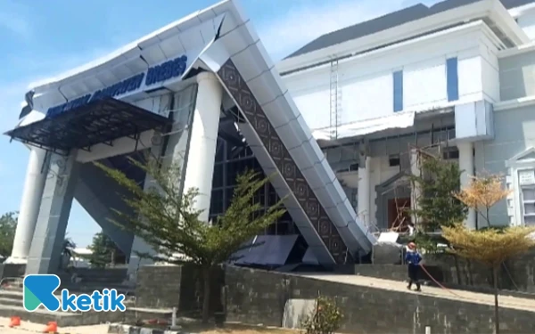 Thumbnail Berita - Atap Teras Gedung KPT Brebes Ambruk saat Perbaikan, Tiga Pekerja Luka-Luka