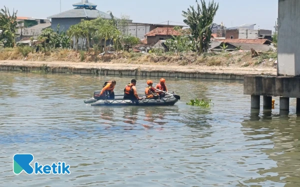 Thumbnail 2 Pencari Ikan Tenggelam saat Menebar Jala di Sungai Brantas Rolak Surabaya
