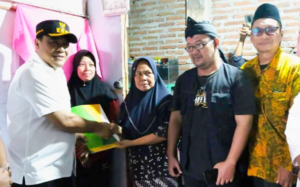 Thumbnail Berita - Wakil Bupati Pemalang Serahkan Bantuan RTLH di Randudongkal