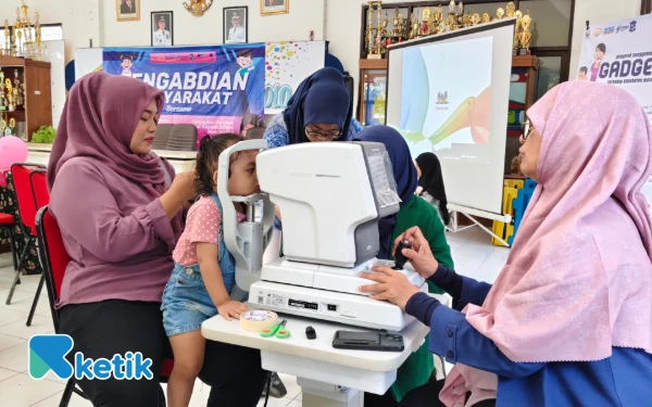 Thumbnail 25 Orang Tua dan Anak Warga Wonocolo Surabaya Dapat Edukasi Antisipasi Refraksi Mata
