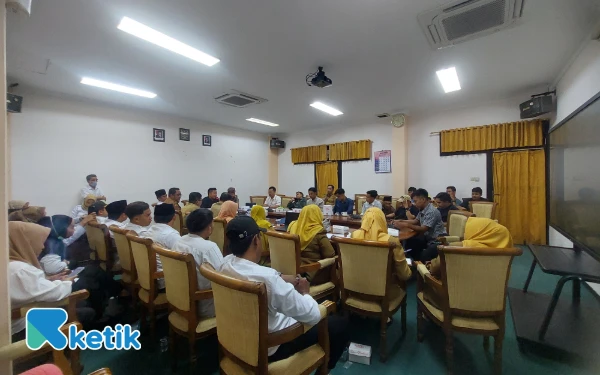 Thumbnail Diduga Tak Diusulkan PPPK Paruh Waktu, Puluhan Nakes Audensi dengan DPRD Sampang